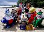Auch untereinander verstehen sich die Maskottchen der Bundesligisten sehr gut - wie man an dieser gemeinsamen Strandparty sieht.